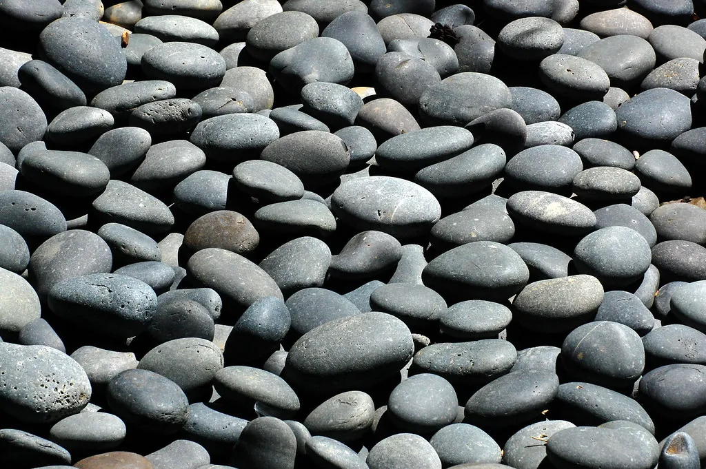 Piedras y agua en calma